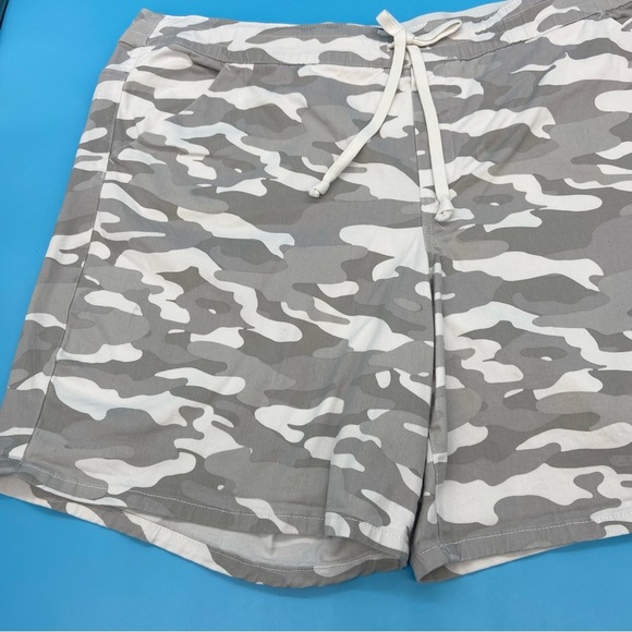 Democracy Gray Camo Women's Hi-Rise Shorts Size 24W - Picture 2 of 11